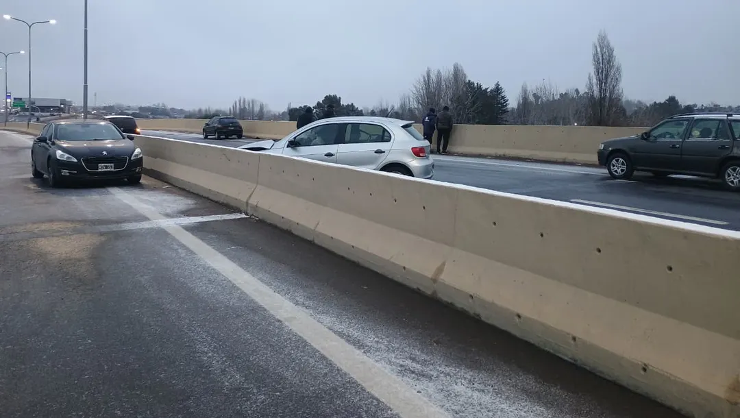 El hielo en la calzada producto de las bajas temperaturas desencadeno el accidente, que involucró a los diez rodados.