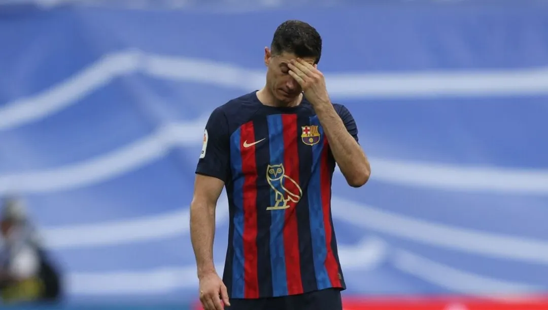 La salida de Robert Lewandowski fue una de las operaciones que ayudó al Barcelona a aliviar su masa salarial.