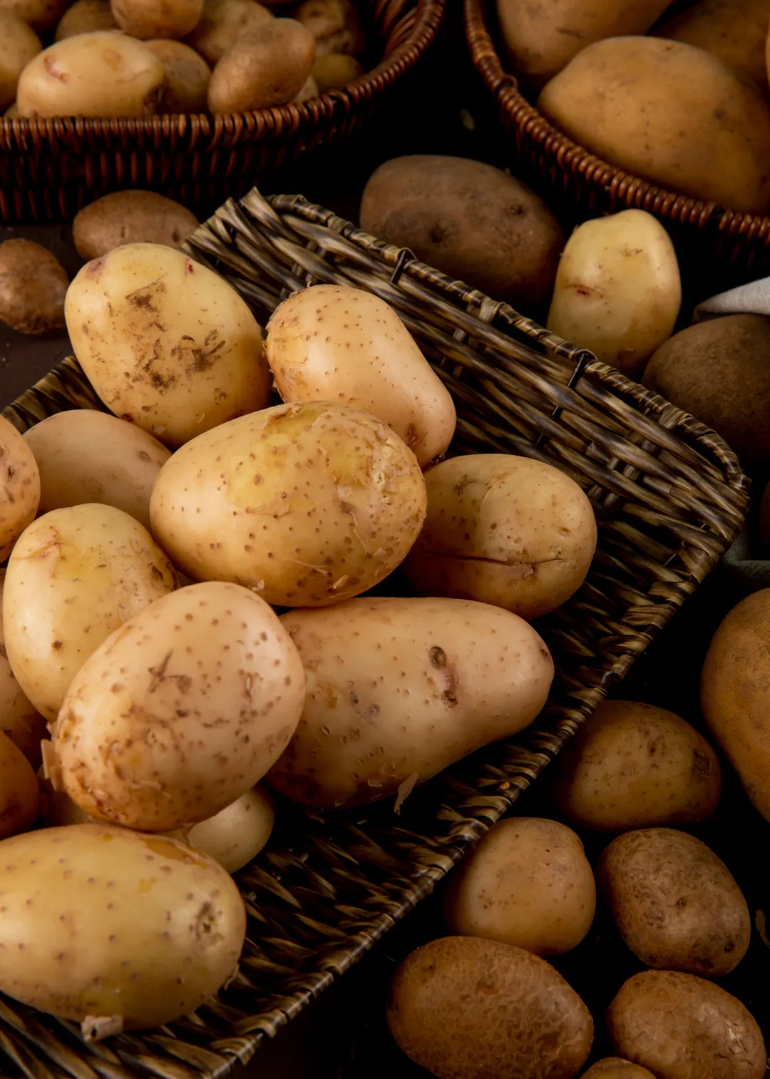 Por qué no hay que guardar juntas las papas y las cebollas