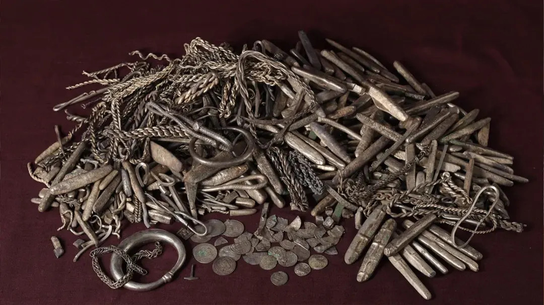 Los vikingos procedían principalmente de Escandinavia y desarrollaron extensas rutas comerciales. Este gran tesoro de plata estaba enterrado en el jardín de una propiedad privada.