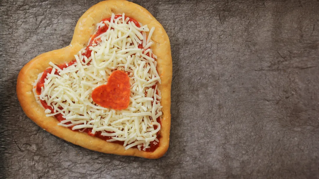 La receta de pizza casera con forma de corazón para San Valentín se popularizó en pizzerías románticas de Italia como símbolo de amor comestible.