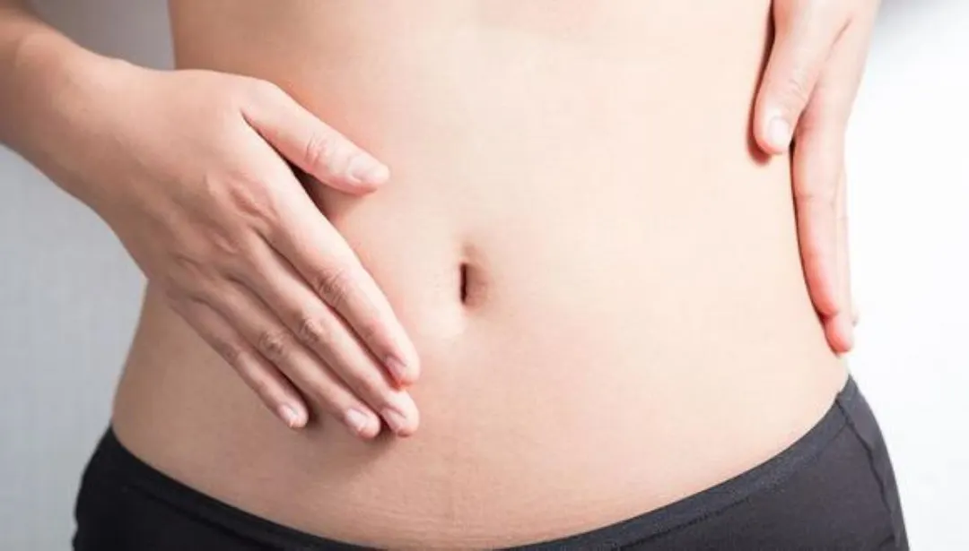 Si el dolor es intenso, procura ir al médico y que los médicos descarten una apendicitis. Foto: Shutterstock