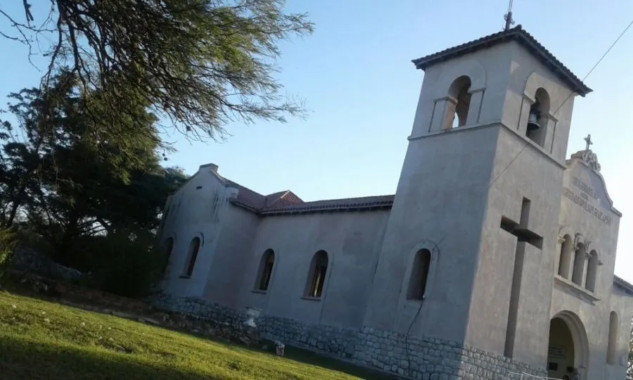 La Capilla Ortodoxa Rusa San Nicolás de Bari distingue el perfil arquitectónico del pueblo.