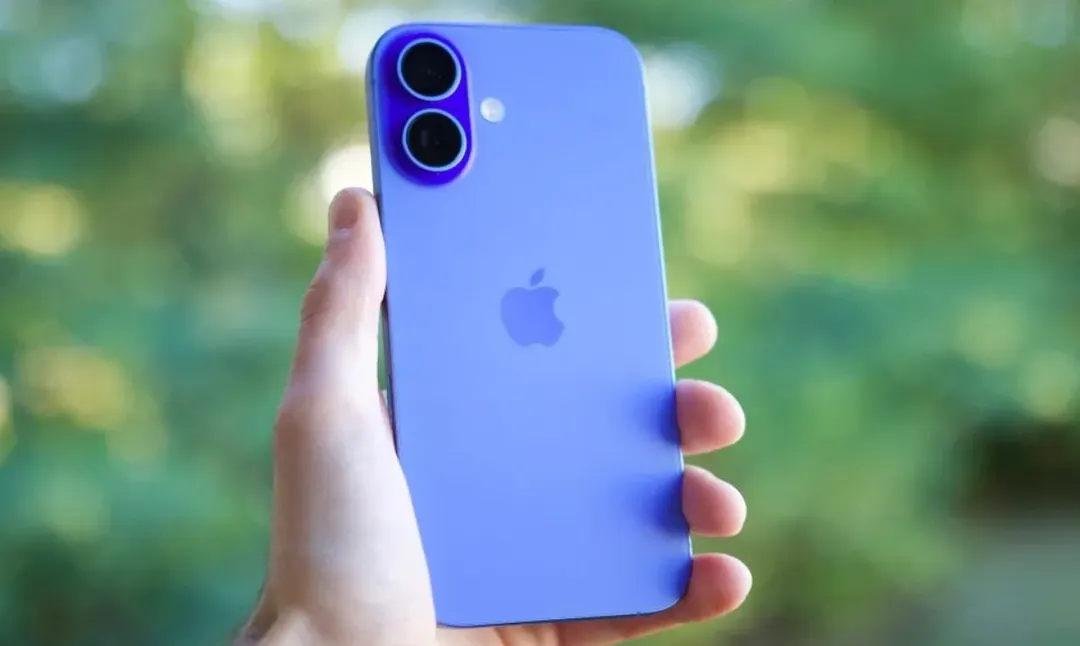 El iPhone 16 de color Ultramarine. 