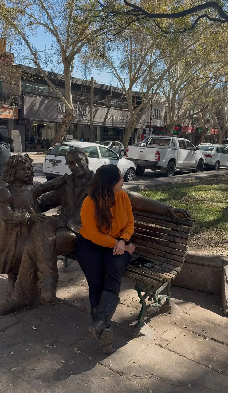 Merceditas junto a su padre en Corrientes y San Martín. Algunas cuadras hacia el este por calle Corrientes se llega a lo que fue la casa de San Martín y su familia. Actualmente funciona como museo.