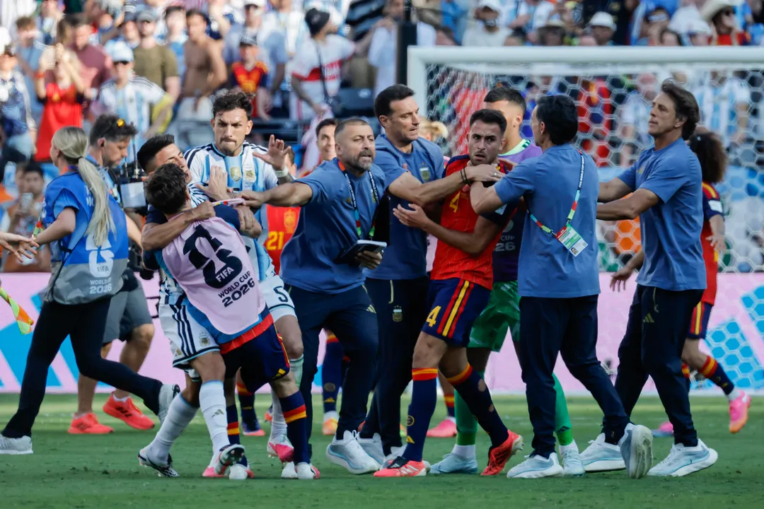  Paredes se descontroló tras la final perdida y Scaloni debió intervenir.