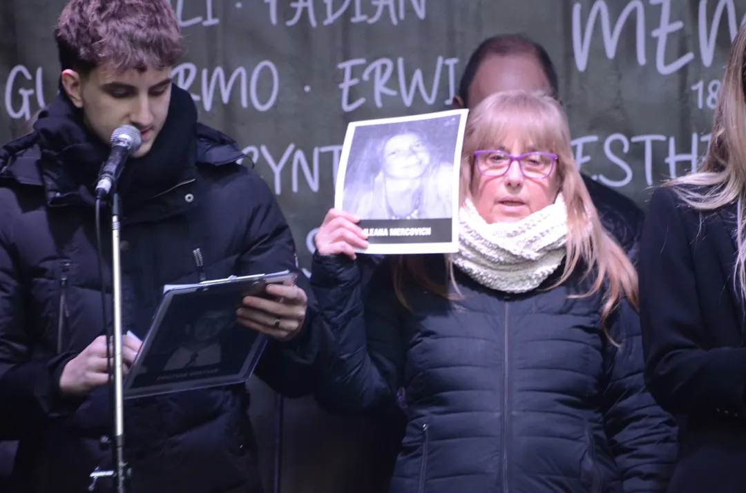 Familiares de víctimas en el acto del 31° aniversario del atentado a la sede de la AMIA.