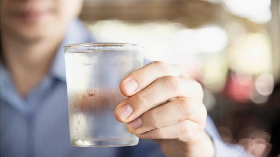Los increíbles beneficios de beber un vaso de agua en ayunas ¿Tomar agua en ayunas verdaderamente beneficia a tu organismo? Lee a continuación. Foto: Freepik