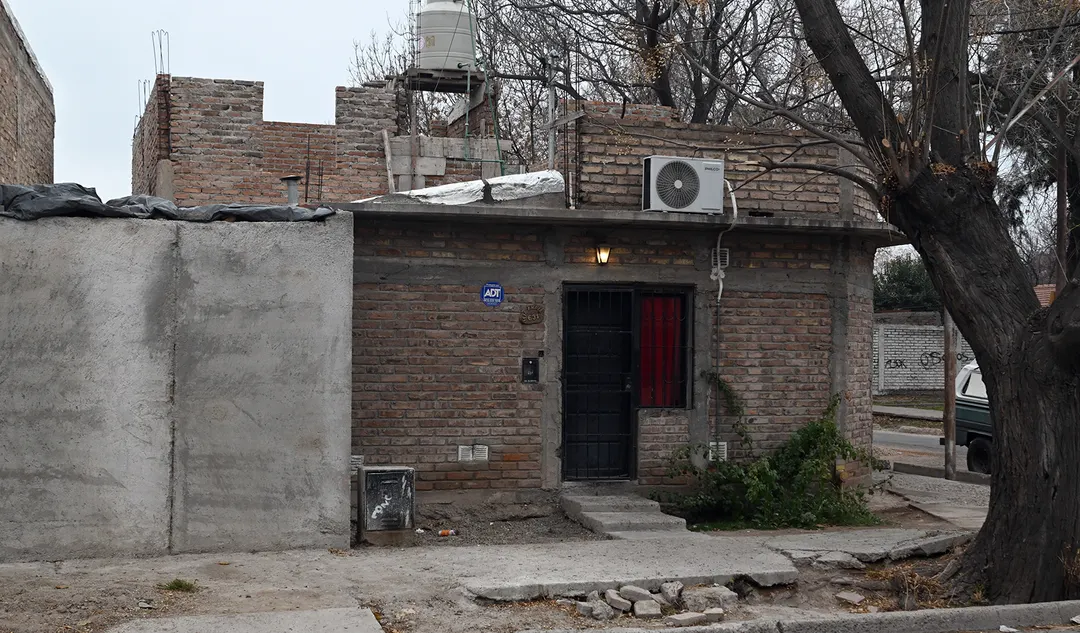 Vecinos contaron que siempre supieron que había abuelos viviendo en esa casa de Las Heras, aunque nadie sabía bien qué pasaba puertas adentro.