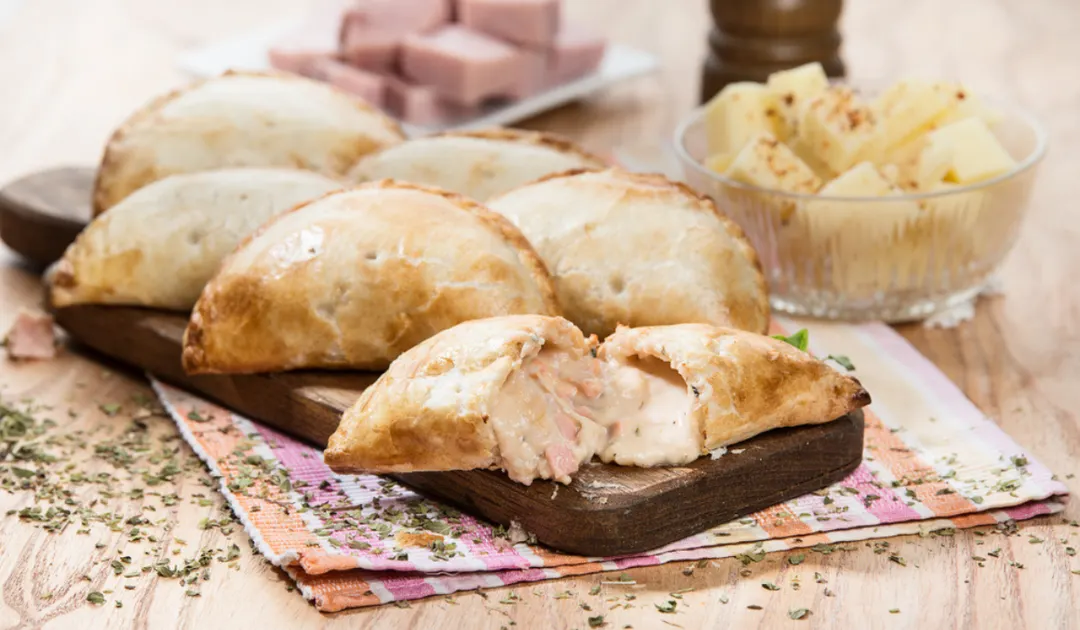 Deléitate con nuestras empanadas de jamón y queso casera.