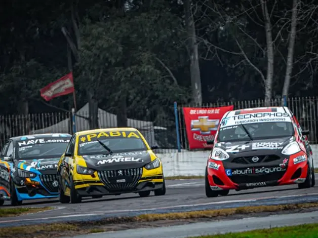 Una carrera apretada en La Plata. 