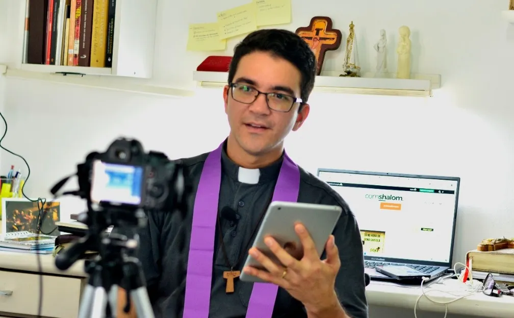 Los curas influencers, con cientos de miles de seguidores, rutinas de ejercicio que se vuelven virales.