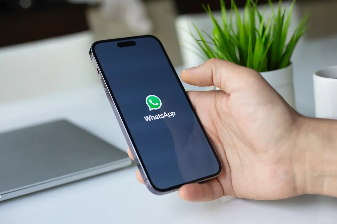 Activá el "modo oscuro" de WhatsApp rápidamente. 