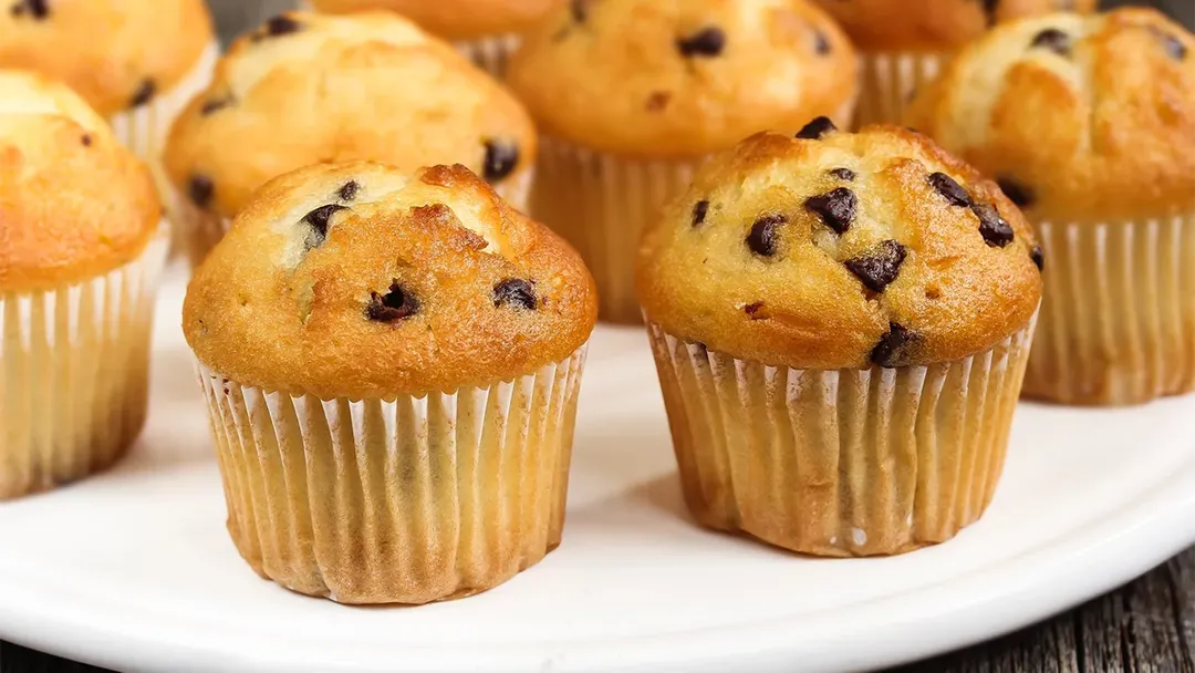 Muffins de vainilla con chips de chocolate.