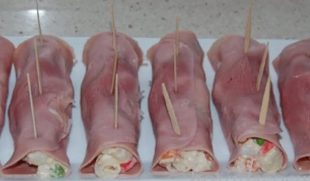 La receta de rollitos de jamón rellenos de ensalada rusa suele formar parte de las clásicas “mesas frías” en fiestas.