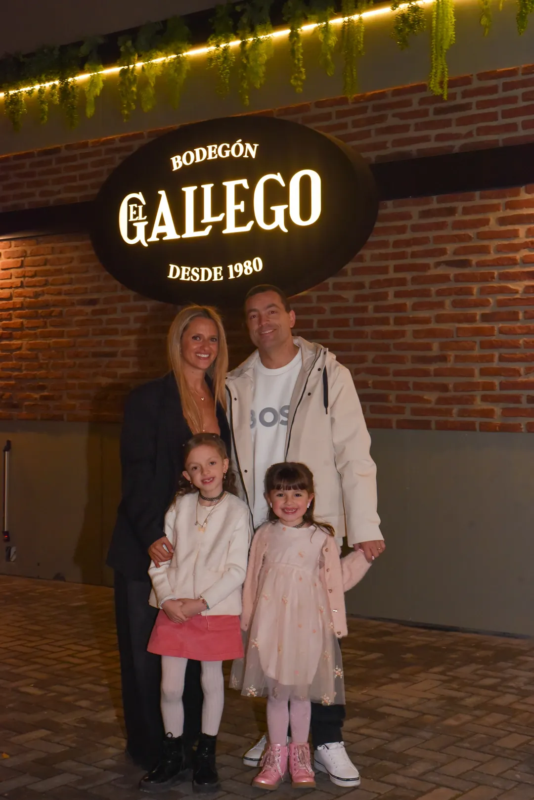 Los anfitriones de la noche: Fede Lama y Juli Hinojosa junto a sus hijas; Martina y Renata.
