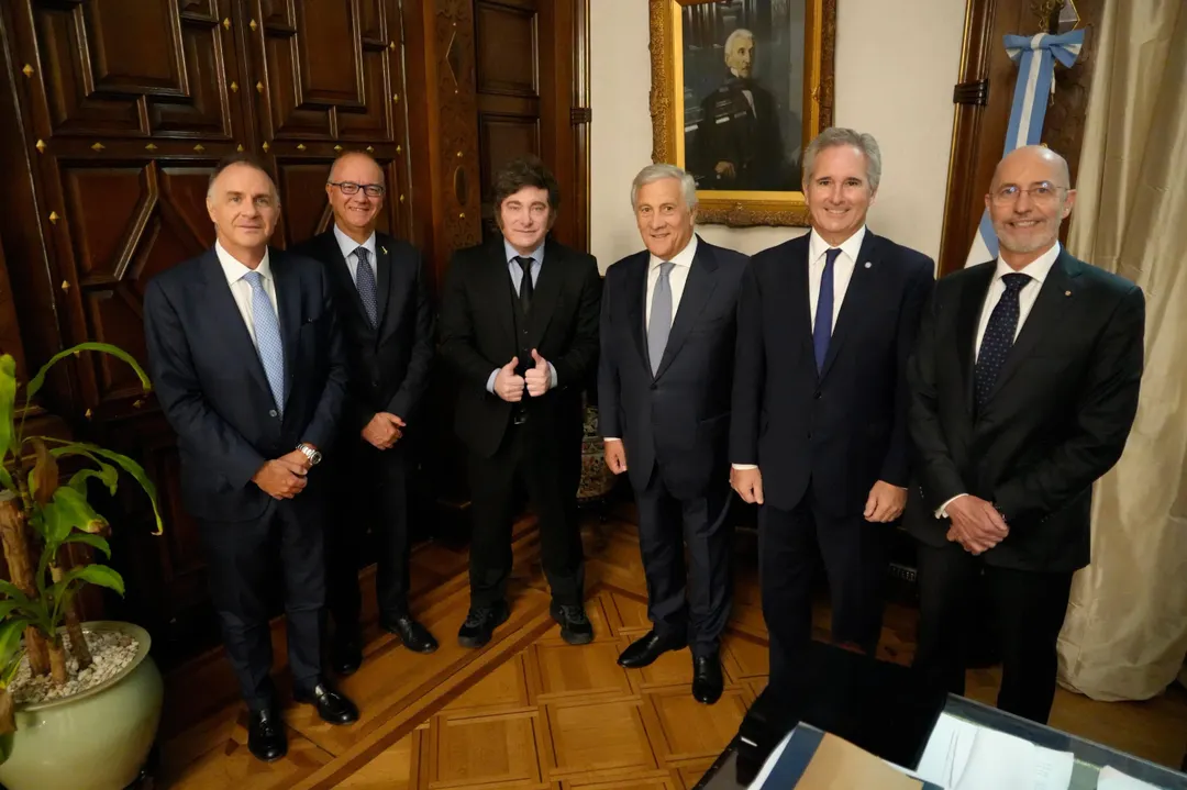 Canciller y empresarios de Italia reunidos con el presidente Milei por Cumbre del Mercosur.