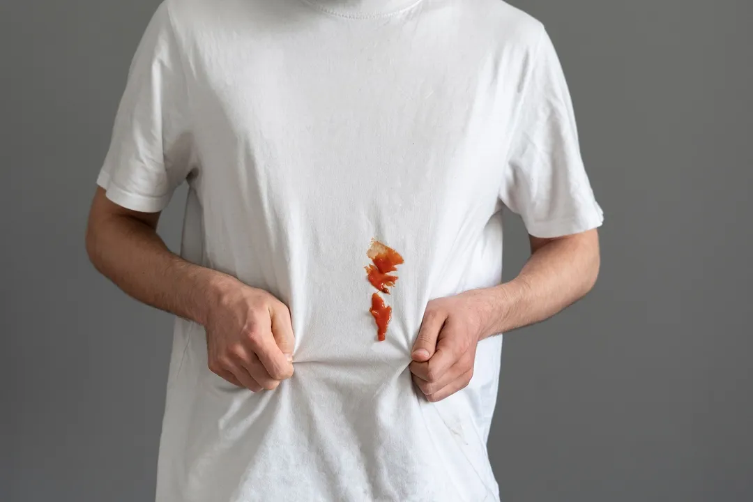 Es posible quitar las manchas de salsa de la ropa.