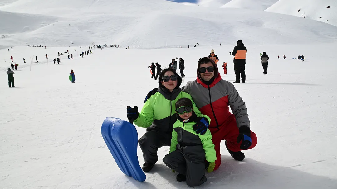 Bajaran la montaña en trineo fue la opción que muchas familias eligieron para los más pequeños.
