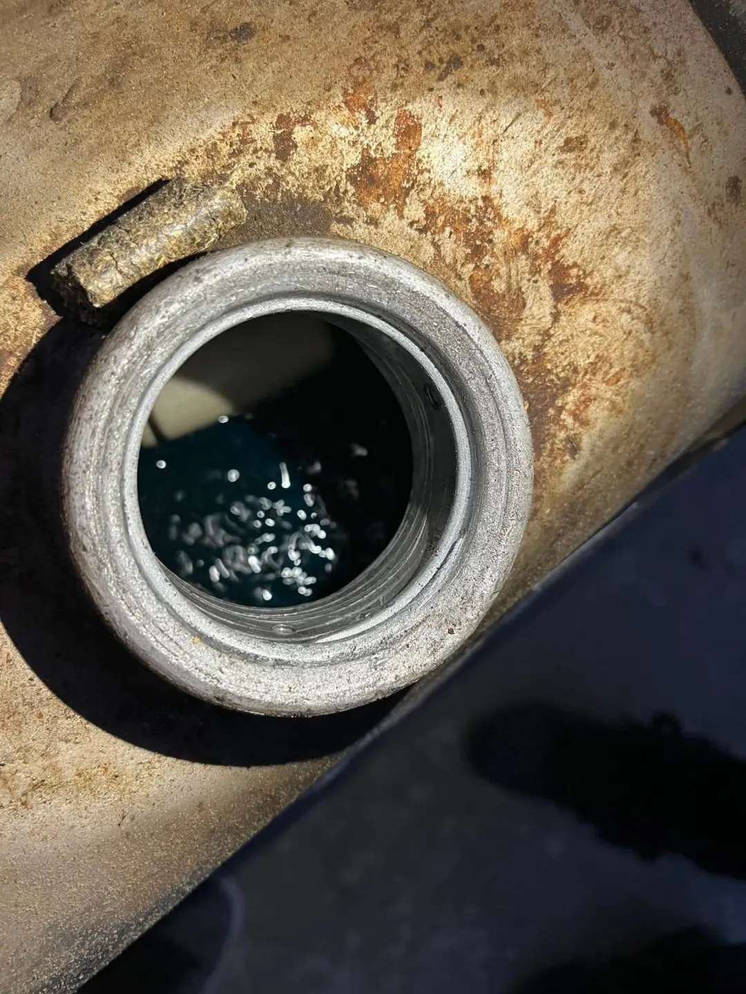 El llamativo líquido descubierto en uno de los tanques de combustible. 
