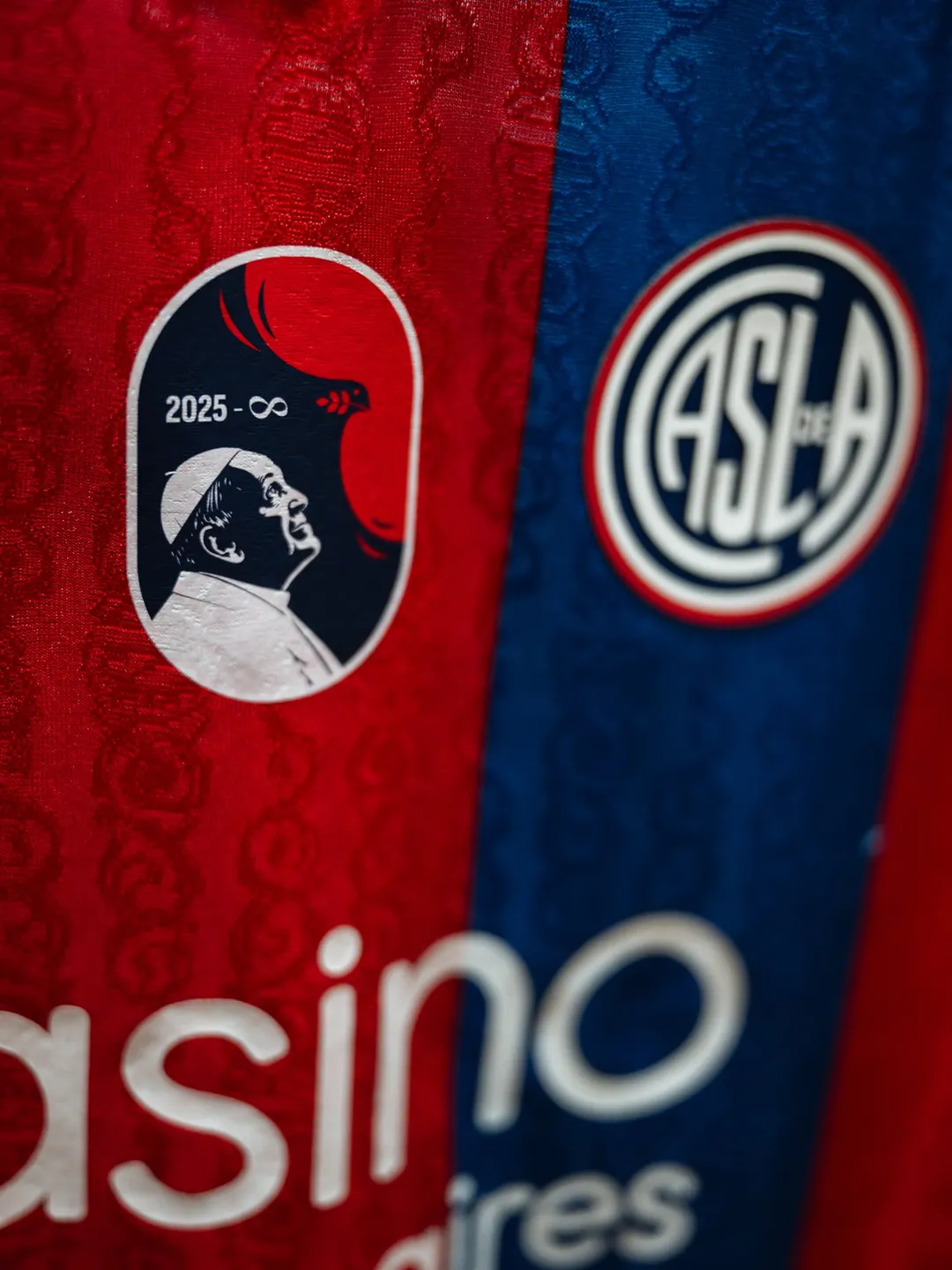 El parche en la camiseta de San Lorenzo en homenaje al Papa Francisco.