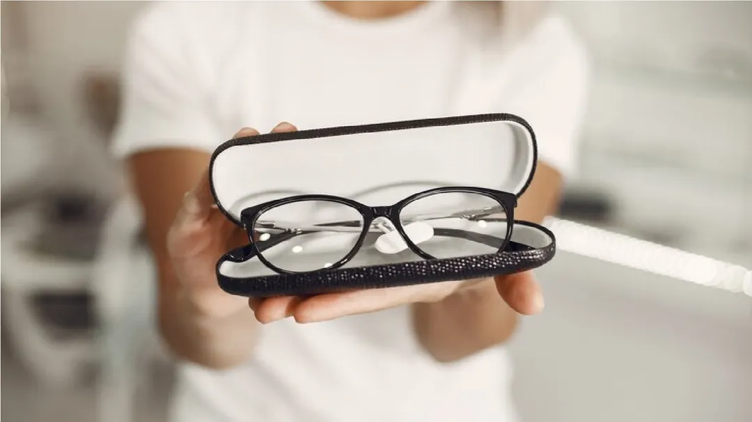 Agua tibia, jabón neutro y microfibra: la fórmula más segura para mantener los lentes como nuevos. Foto: Archivo