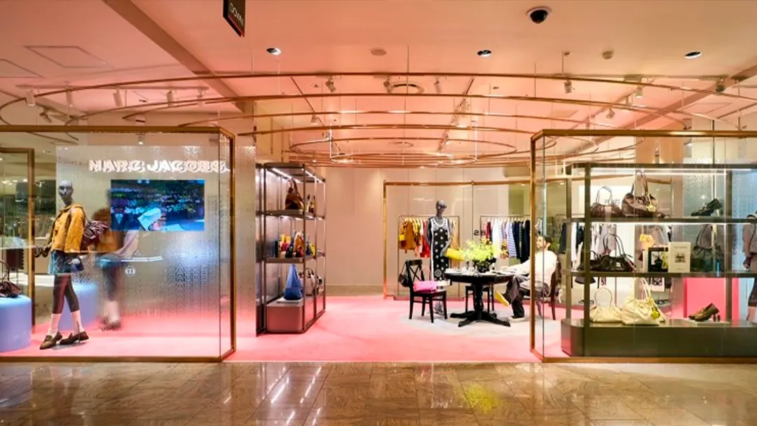 Pop-ups como escenarios: las colaboraciones artísticas convierten las tiendas en experiencias.