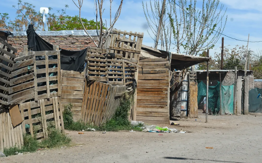 Cerca de entrada de una vivienda realizadas de manera improvisada con madera.