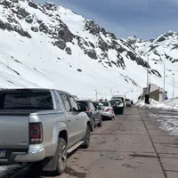 Una decena de autos espera en la puerta del túnel mientras el paso a Chile permanece cerrado