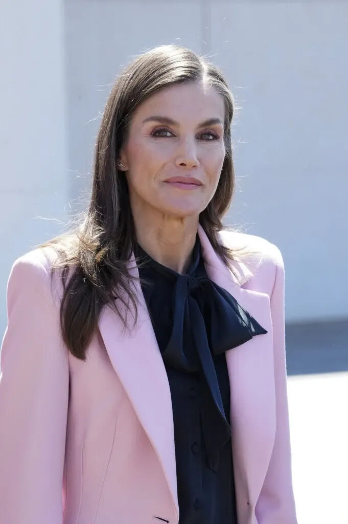 La reina usó unos stilettos que antes calzó la princesa, demostrando que en la Casa Real también se practica la economía circular.
