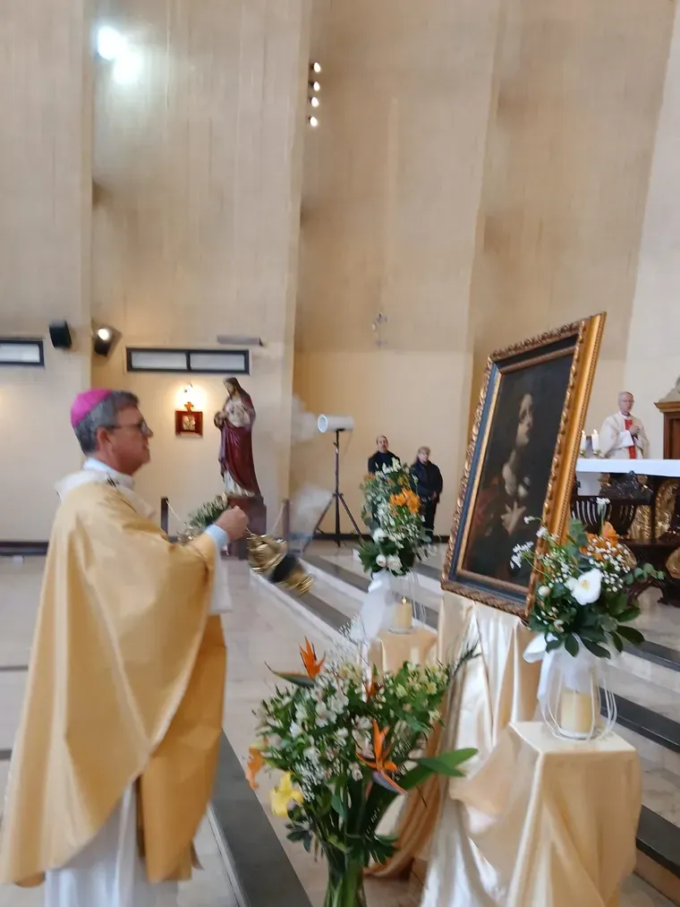 Monseñor Jorge Ignacio García Cuerva y la imagen de Santa María de Betania.