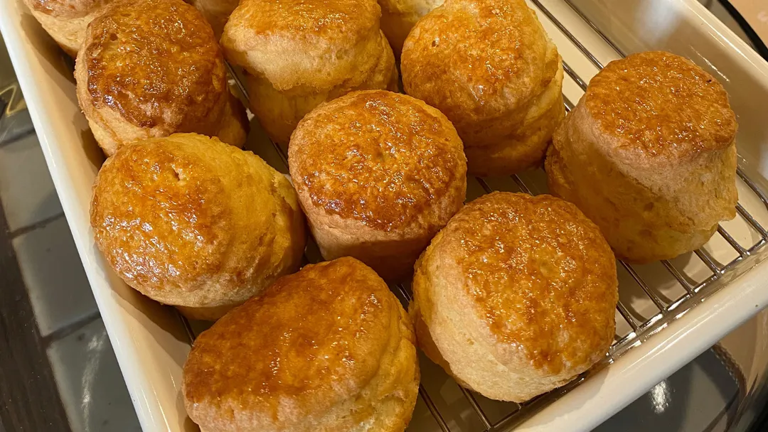 El secreto de una buena receta de scones de queso es no amasar demasiado la masa.