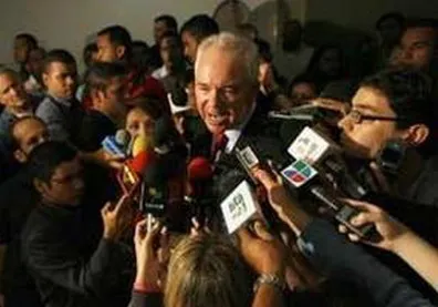 Rafael Ramírez ofreciendo una conferencia de prensa.