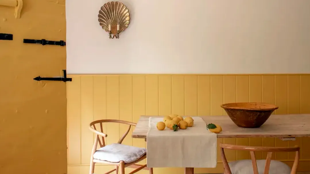 Este comedor de estilo rústico se viste de un cálido ocre que aporta calidez y una sensación de hogar.