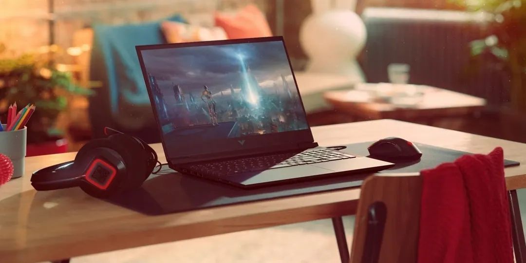 El procesador Intel Core i7-13620H y la tarjeta gráfica NVIDIA GeForce RTX 5060 la posicionan entre las opciones más sólidas del segmento medio-alto.