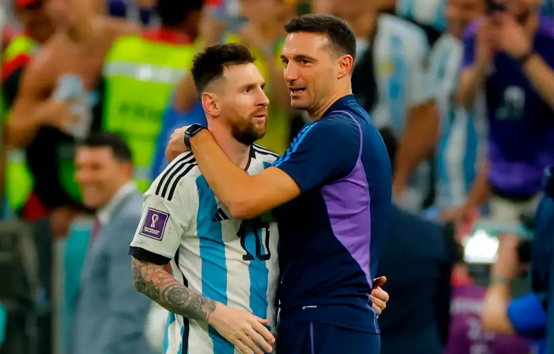 Scaloni junto a Messi en la Selección, una imagen que no se repetirá. Foto: Archivo