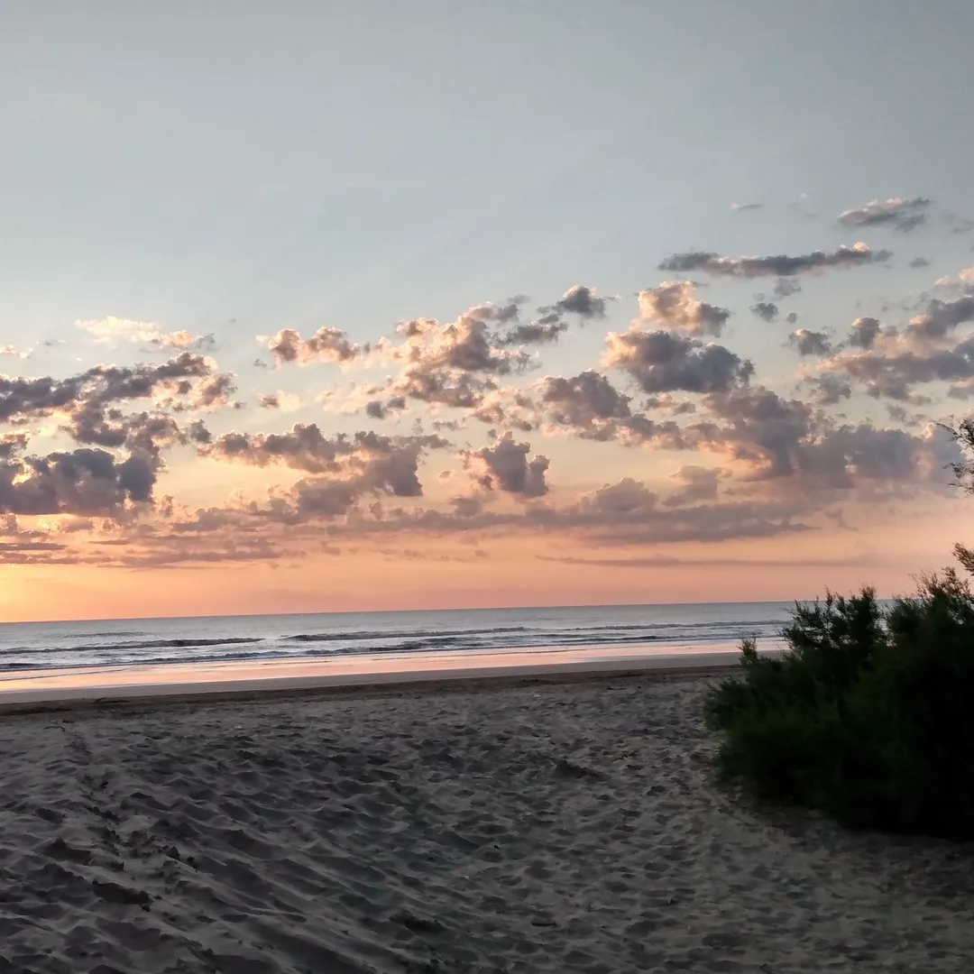 La amplitud de la playa y el ritmo tranquilo harán que te enamores de este pueblo.  