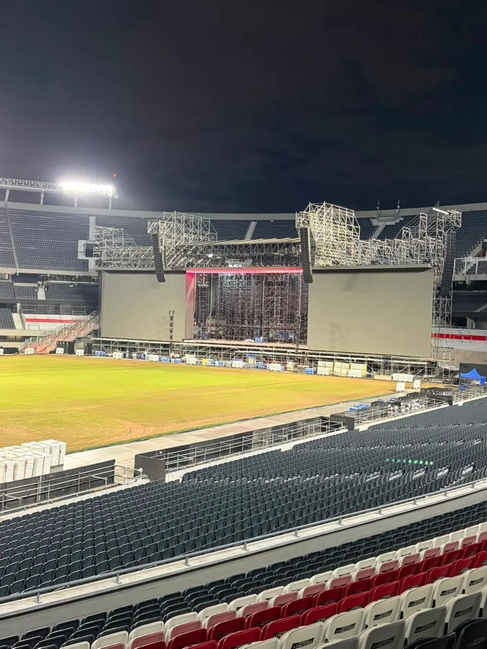 Así está el escenario para el show de Lali en River.