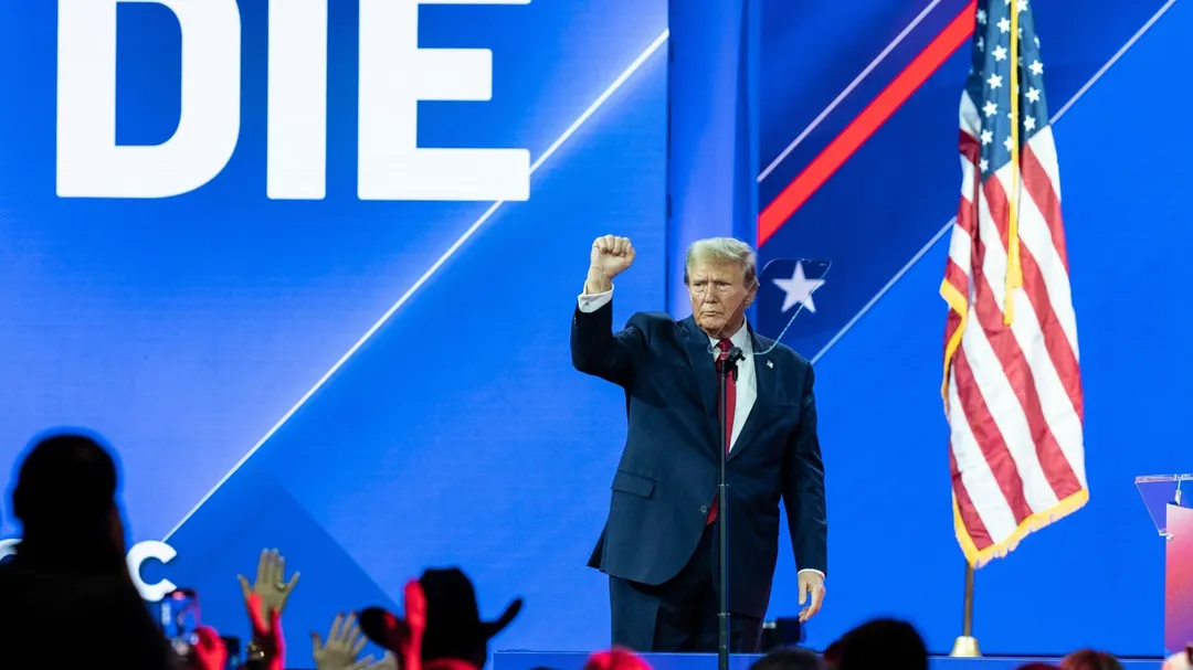 Donald Trump dice combatir 