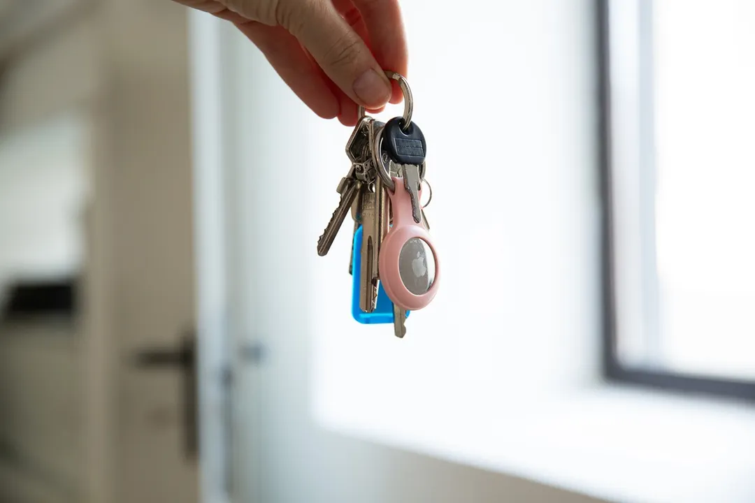 La tecnología Bluetooth combinada con sensores direccionales optimiza el rastreo de pertenencias cotidianas.