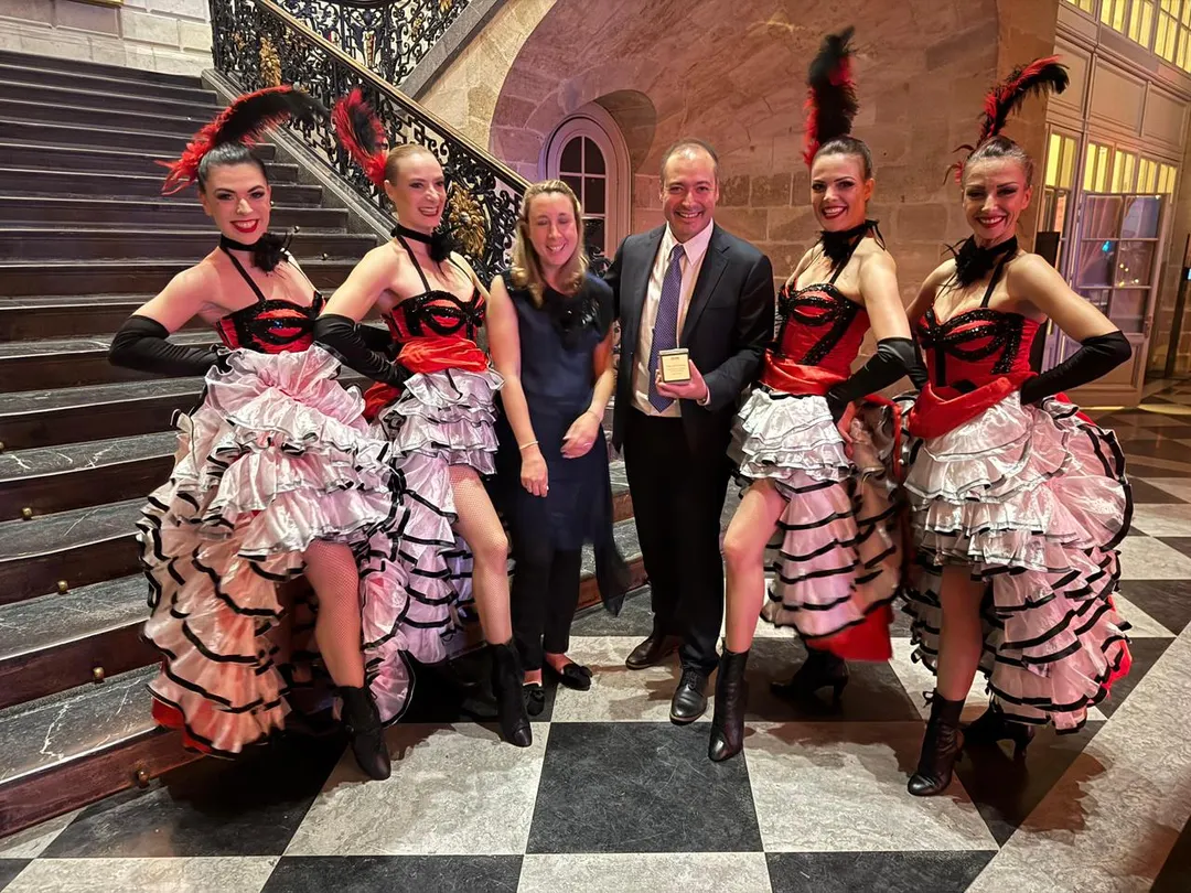 Los ganadores de Doña Paula felices, posan con las bailarinas de Can Can