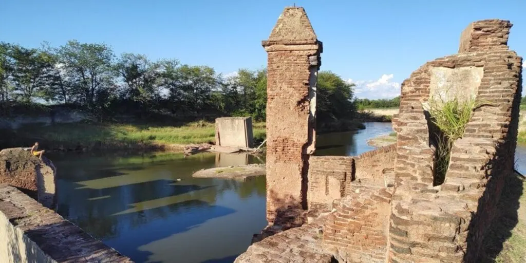 Las ruinas del Molino Quemado y el salto de agua forman una de las postales más emblemáticas de este rincón bonaerense.