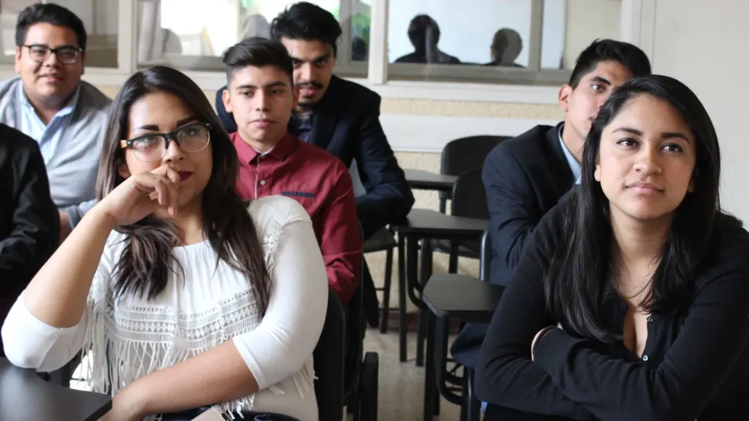 Muchos jóvenes crecieron viendo a sus familias atravesar crisis económicas, pérdida de empleo, informalidad laboral y salarios insuficientes.