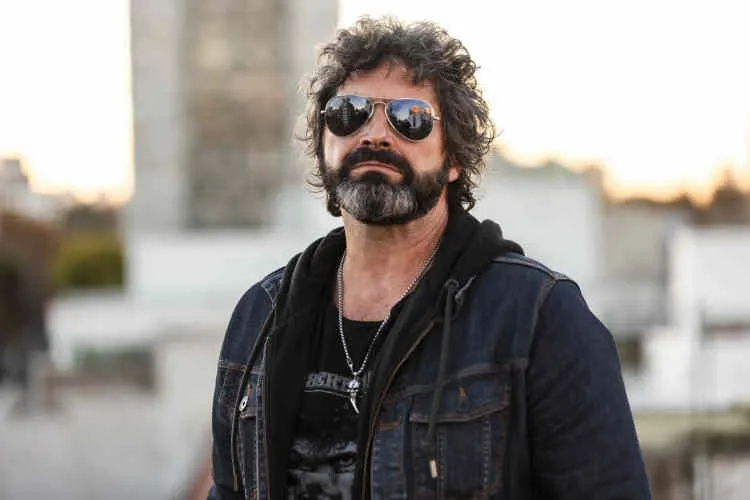 Iván Noble viene a presentar un libro.