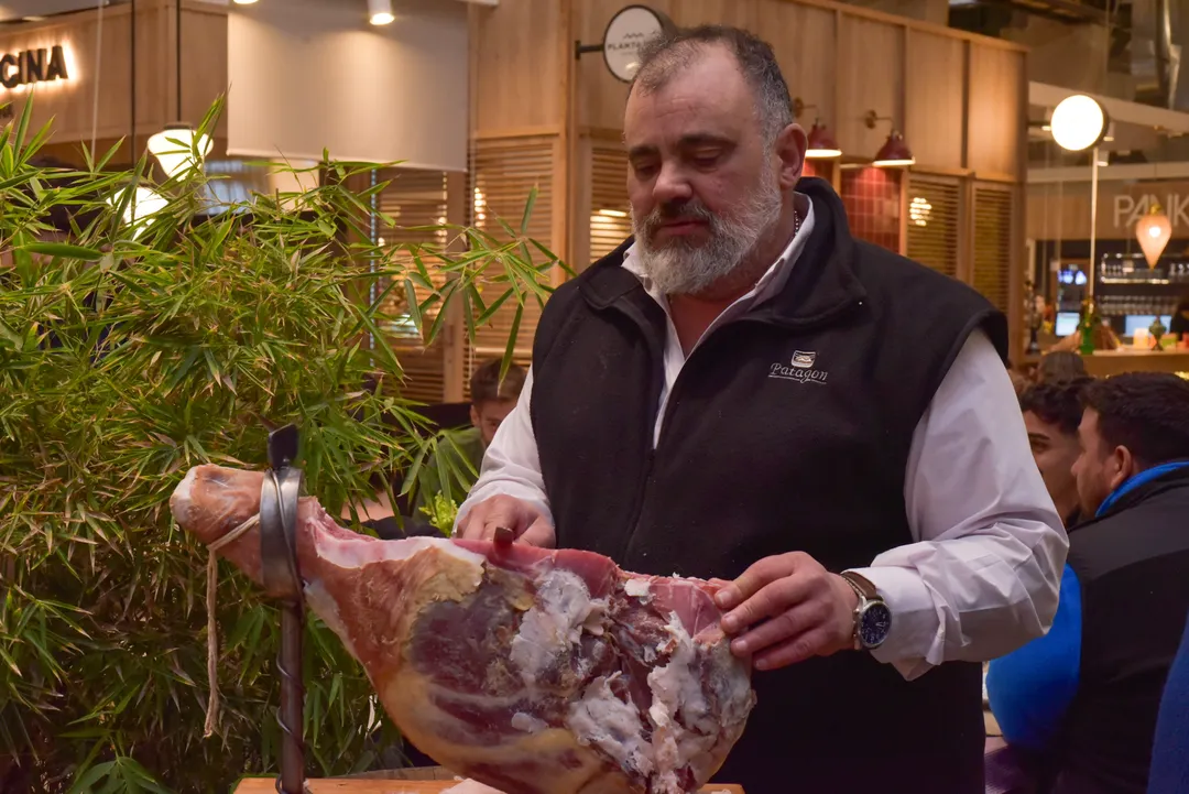 El Gallego sirviendo jamón: un clásico infaltable.