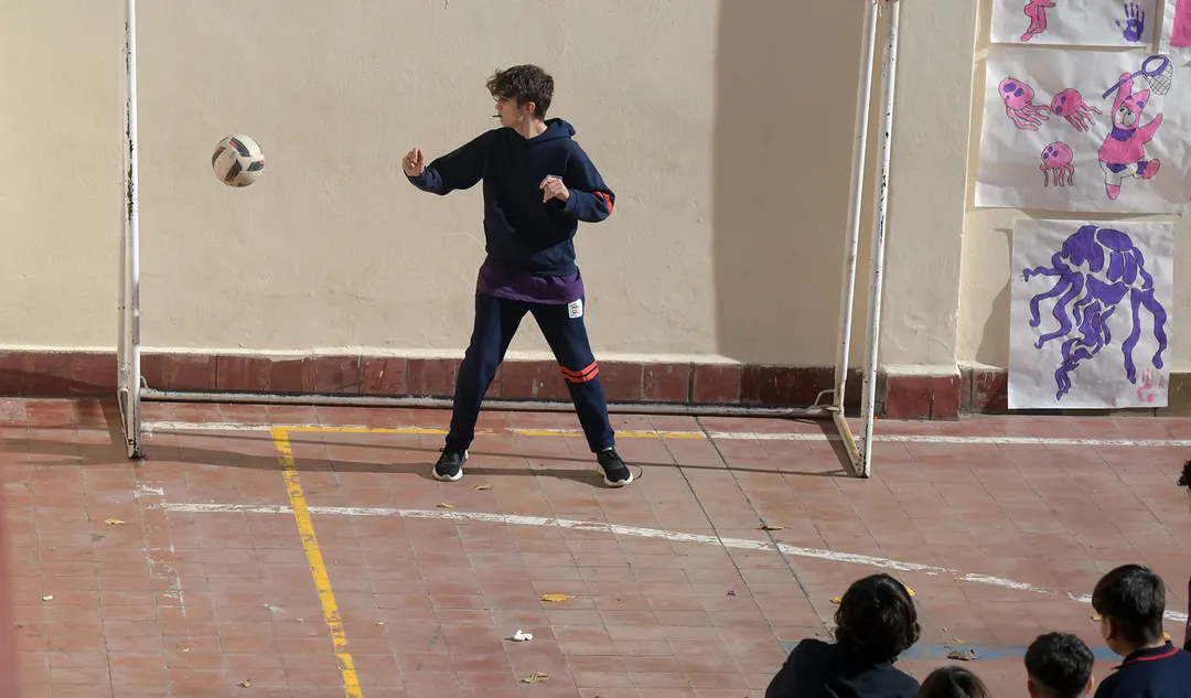 En el recreo juegan al fútbol.