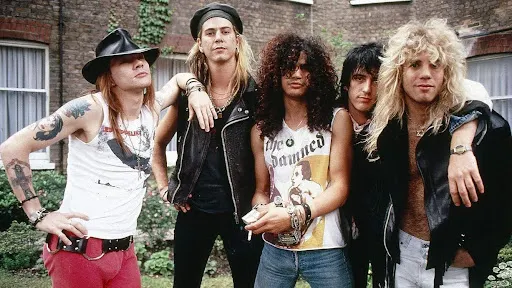 Slash con una remera de la banda punk The Damned.