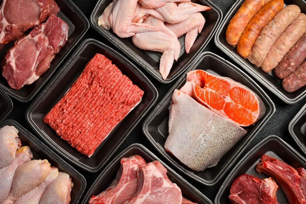 ¿Qué significa el color de las bandejas de la carne?