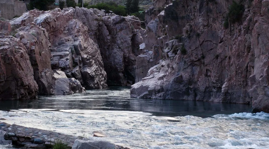 El río Mendoza atraviesa Cacheuta y completa un paisaje de montaña que se complementa con termas, senderos y propuestas gastronómicas.