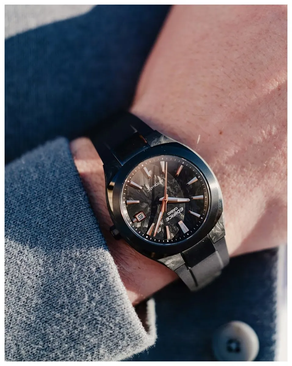 Casio Edifice EFK-200XPB-1AJF: Caja de carbono forjado ultra ligero de solo 81 gramos y bisel de acero iónico negro.